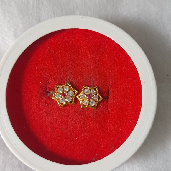 Beautiful new shaining stone desiner studs - Picture 13 of 15